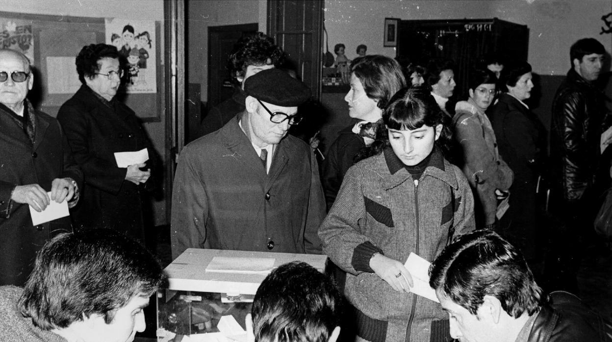 Un momento de la votación del referéndum del 6 de diciembre de 1978