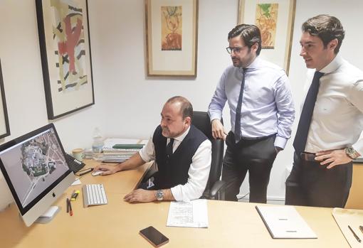 José Manuel Vázquez, Gonzalo Pineda Vázquez y Luis García Vázquez viendo una foto de Gambogaz