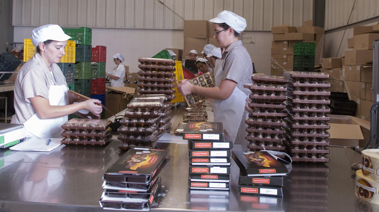 Trabajadoras de una de las fábricas de mantecados de Estepa