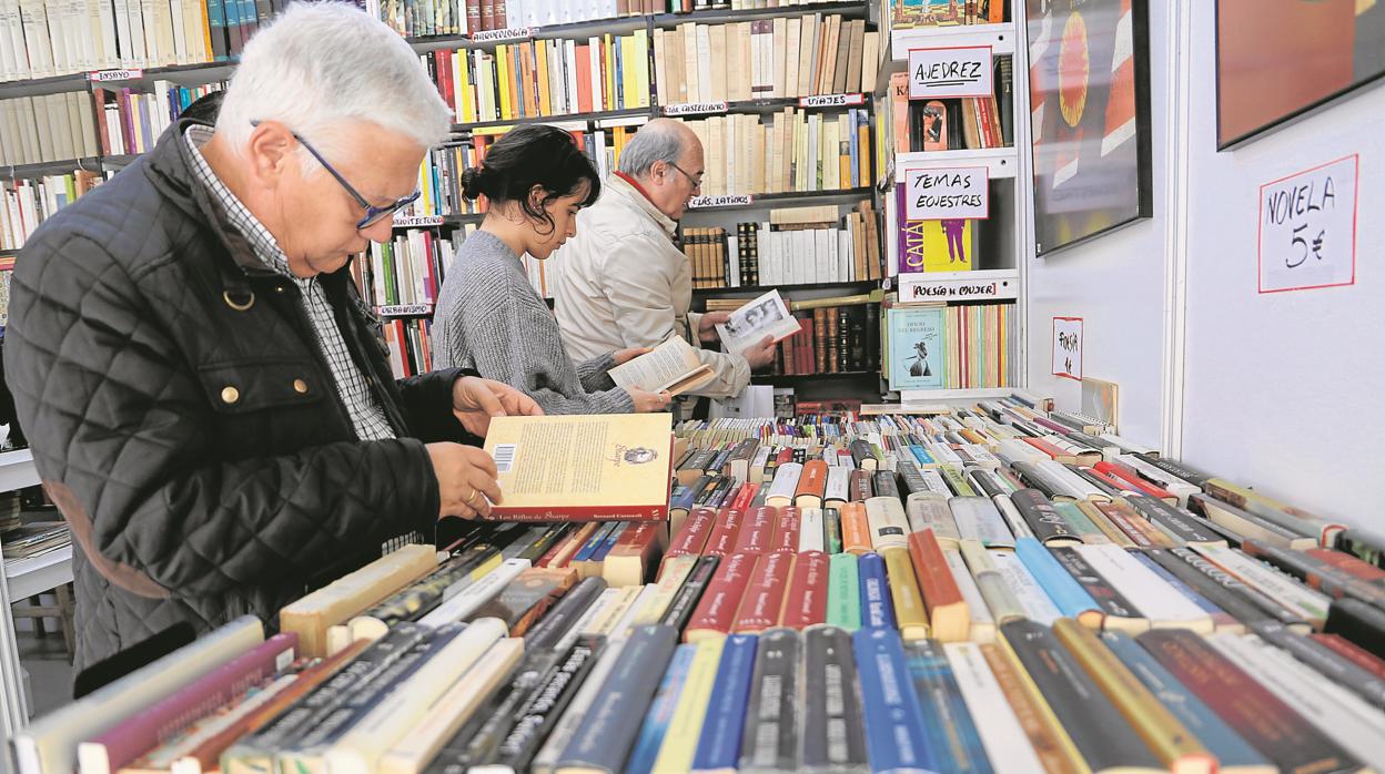 Una de las 25 casetas que participaron hasta ayer en la Feria del Libro Antiguo y de Ocasión de Sevilla