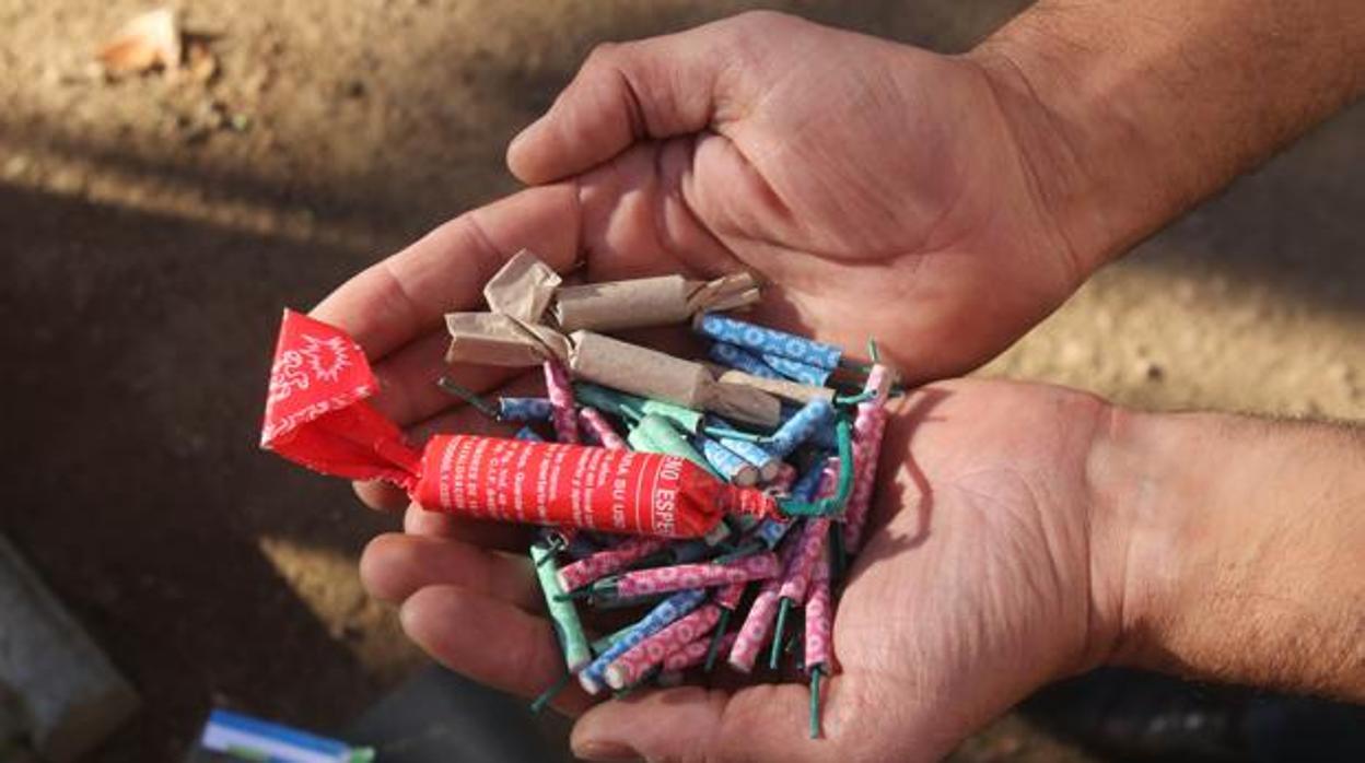 Un hombre muestra una buena colección de petardos en Córdoba