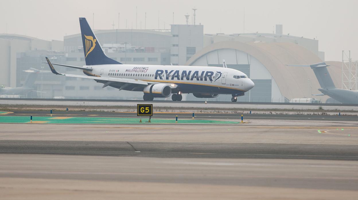 Un avión de Ryanair en el aeropuerto de Sevilla