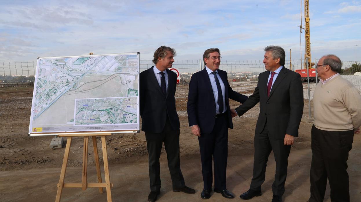 Rafael Carmona junto a Lucrecio Fernández duurante la visita de este último al puerto