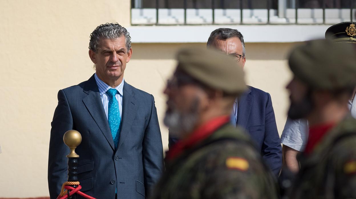 Medina Arteaga presidiendo un desfile militar como Administración General del Estado