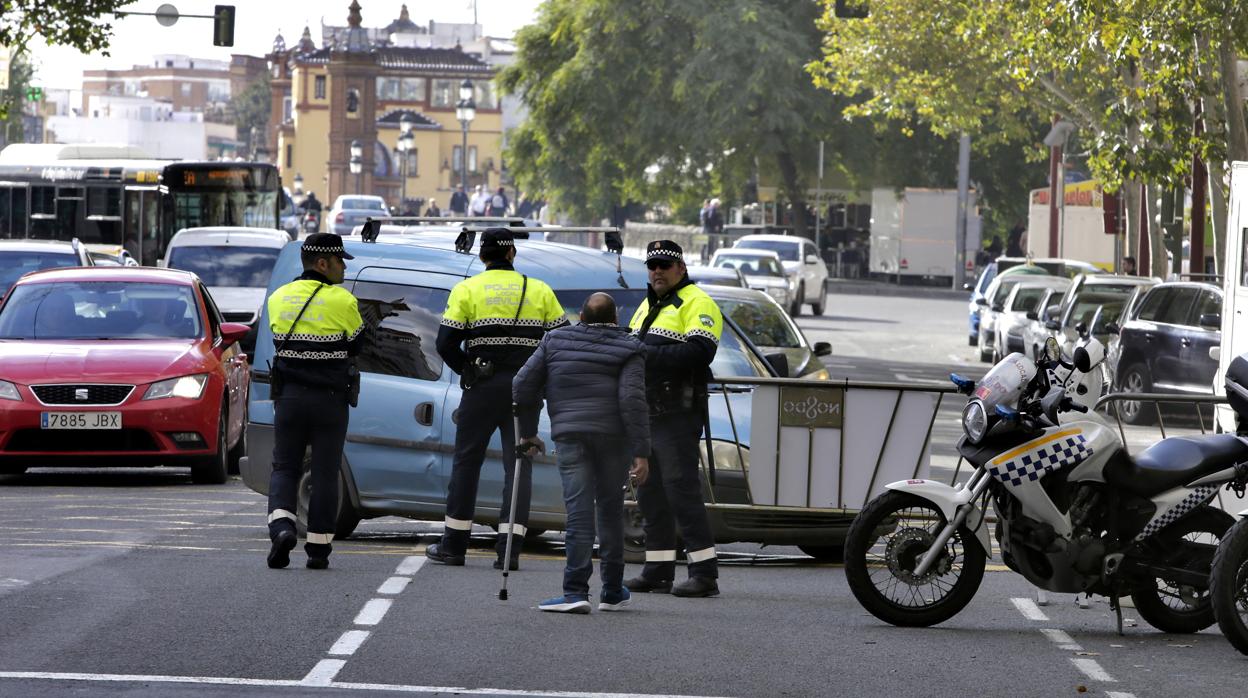 Control de tráfico de la Policía Local en Reyes Católicos