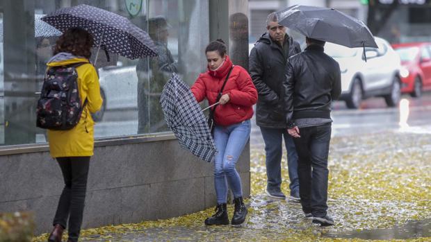 El tiempo en Sevilla: seis consejos para combatir la lluvia y el viento de la «Borrasca Daniel»