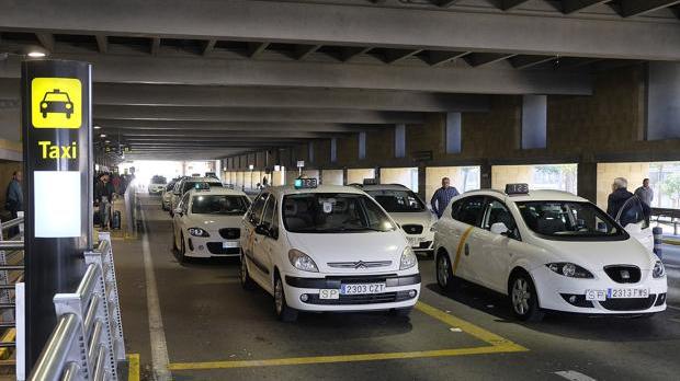 Un taxista amenazado por compañeros del aeropuerto denuncia los destrozos en su vehículo