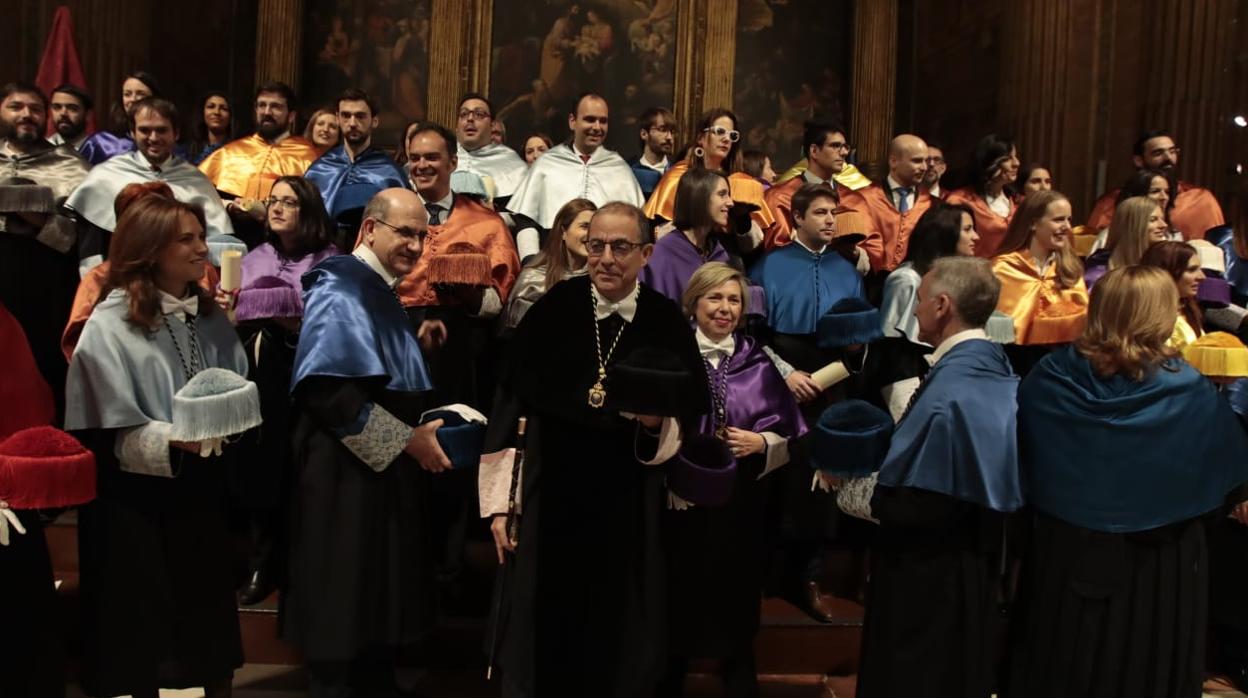 El rector Miguel Ángel Castro, con los doctores premiados