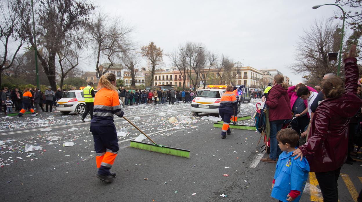 Operarios de Lipasam limpiando la Ronda tras la Cabalgata