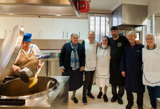 Sor Modesta en la izquierda junto a otros voluntarios