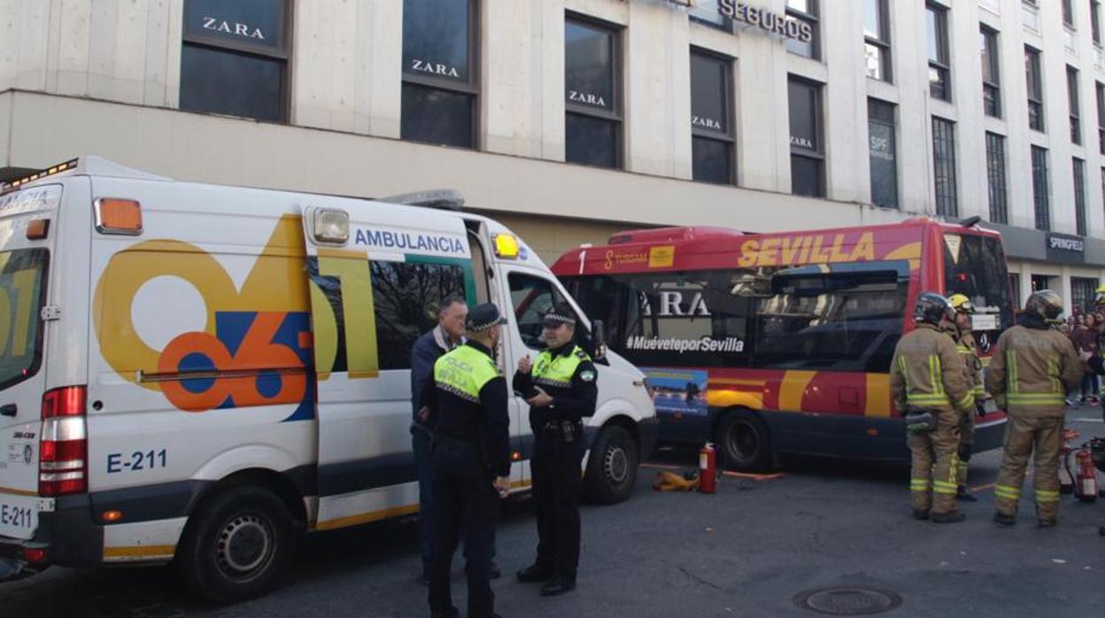 El conductor perdió el control del vehículo y acabó emportrado contra un escaparate