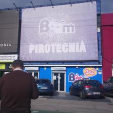 Tienda de pirotecnia cerrada por la Policía local de Sevilla