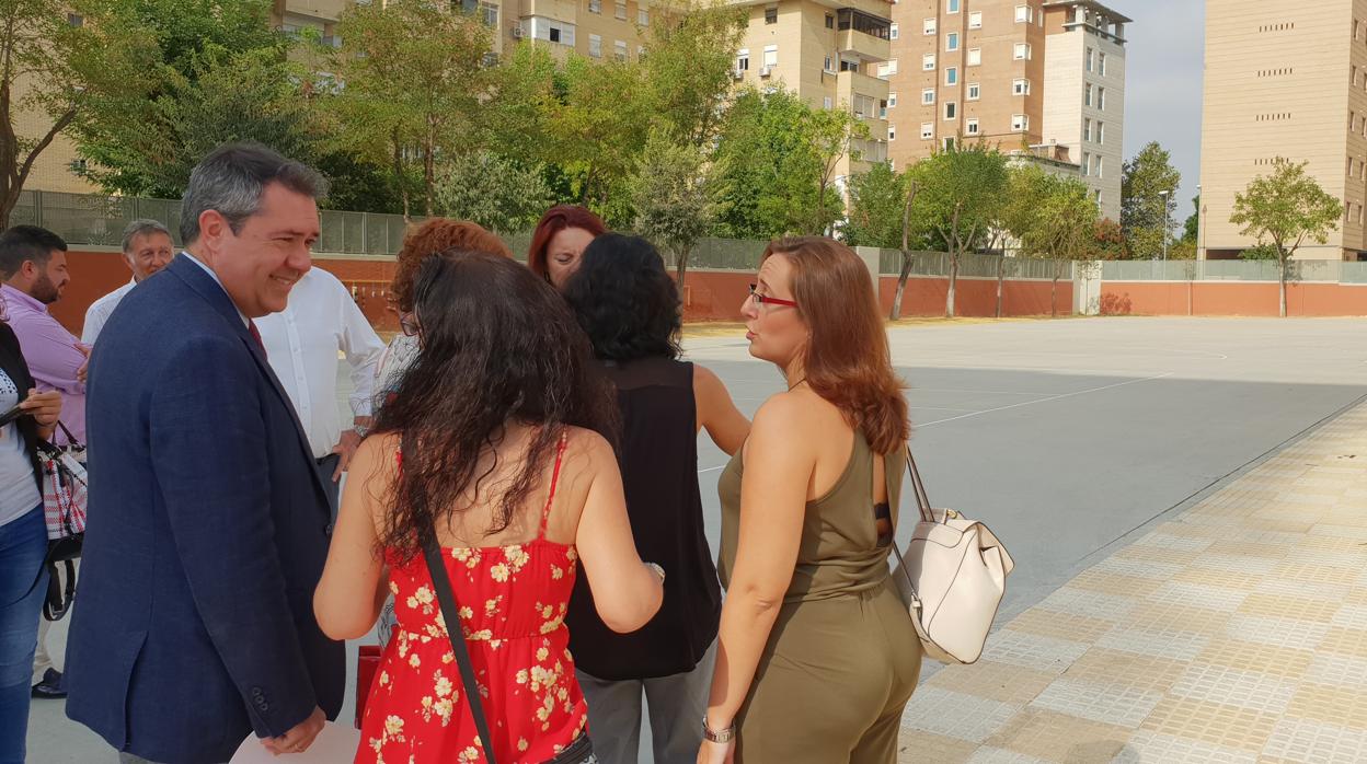 El alcalde de Sevilla en su visita al colegio