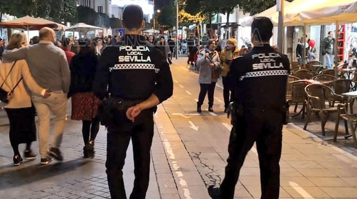 Dos agentes de policía patrullan en Triana esta Navidad