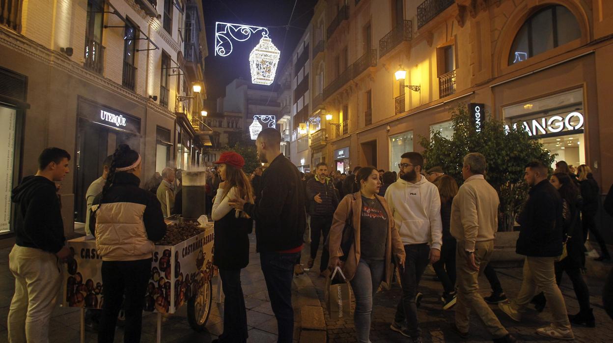 Gente paseando por el Centro de Sevilla, esta Navidad