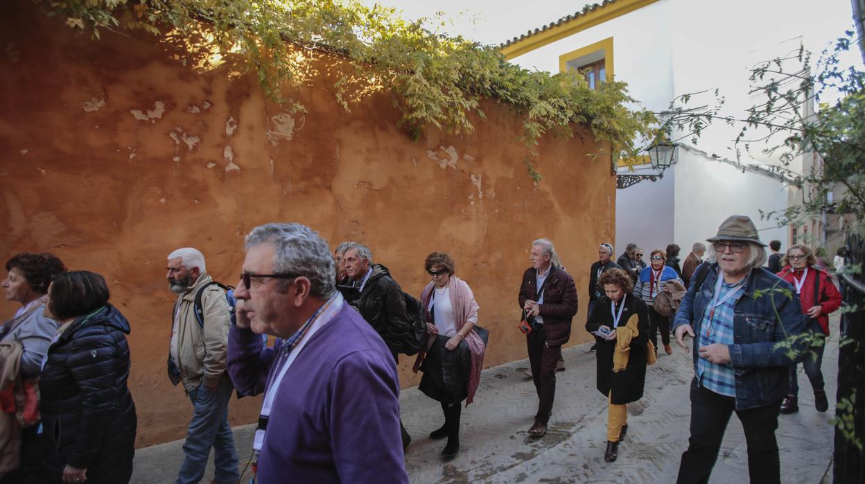 Turistas por el barrio de Santa Cruz de Sevilla