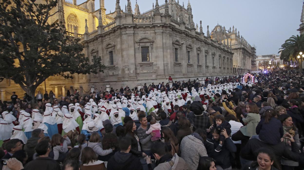 COmitiva del Heraldo Real por el centro de Sevilla