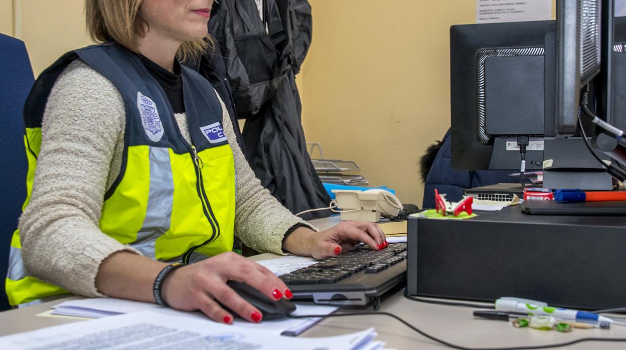 Una agente de la Comisaría de Blas Infante de la Policía Nacional de Sevilla