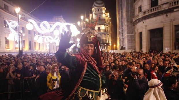 La visita del Heraldo al Gran Poder abarrotó el Centro de Sevilla