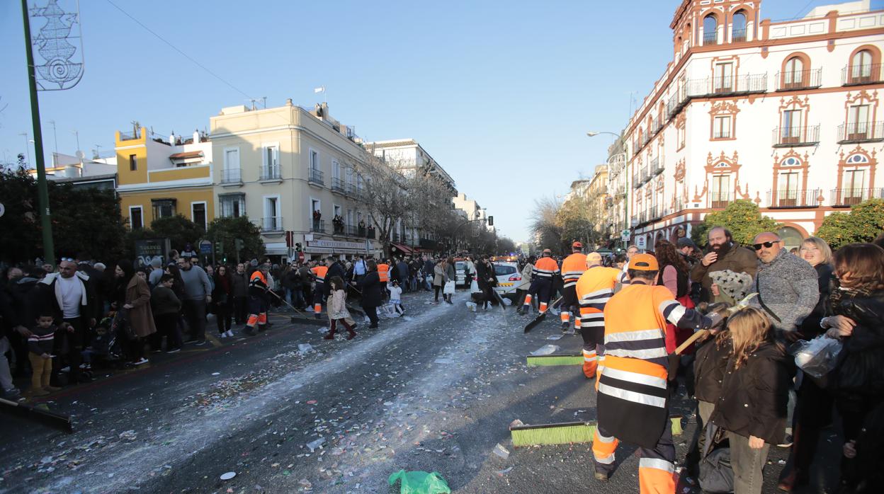 Operarios municipales trabajando ayer tras el paso de las carrozas