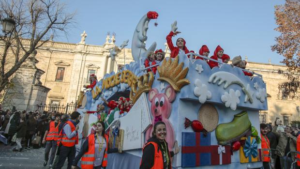 Cabalgata de los Reyes Magos de Sevilla: subido a los hombros de la infancia