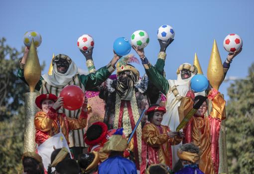 Todas las galerías de imágenes de las Cabalgatas de Reyes Magos de Sevilla de 2020