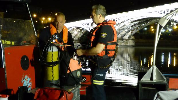 La Guardia Civil condecora a un sargento del Equipo de Buceo de los Bomberos de Sevilla