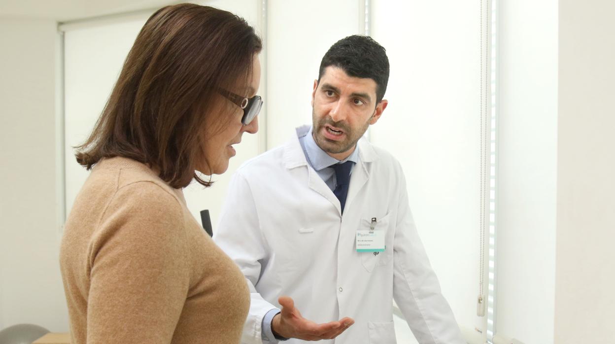 Felipe del Valle, experto en nutrición de Quirónsalud, con una paciente