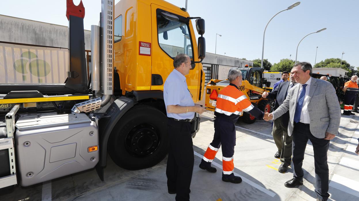 Juan Espadas, durante una visita a instalaciones de Lipasam