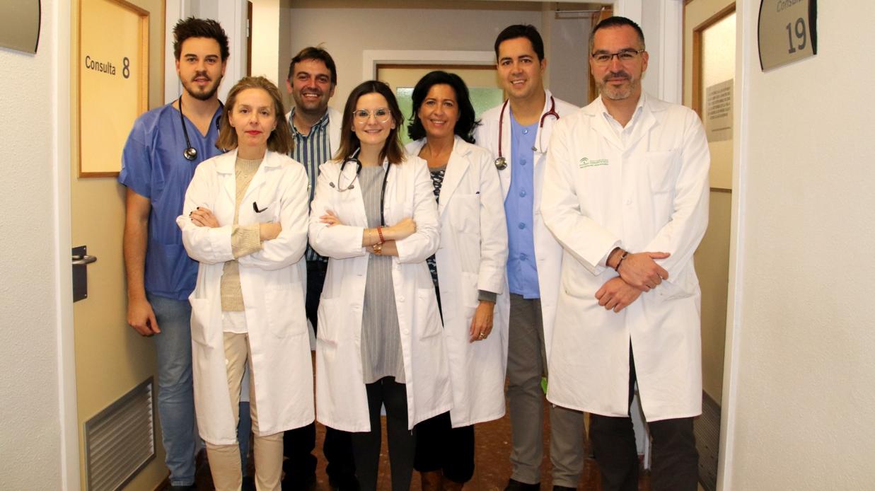 Luis de la Cruz Merino junto al equipo de Oncología Médica del Virgen Macarena