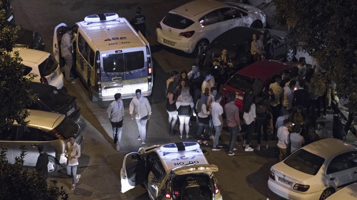 Sobre estas líneas, imagen de una botellona en la zona de Viapol donde las concentraciones, como casi en el resto de la ciudad, comienzan los fines de semanas y vísperas