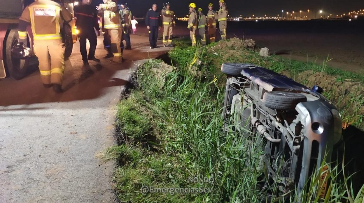 El vehículo se salió de la vía y volcó en el Camino de las Rojas, en Sevilla