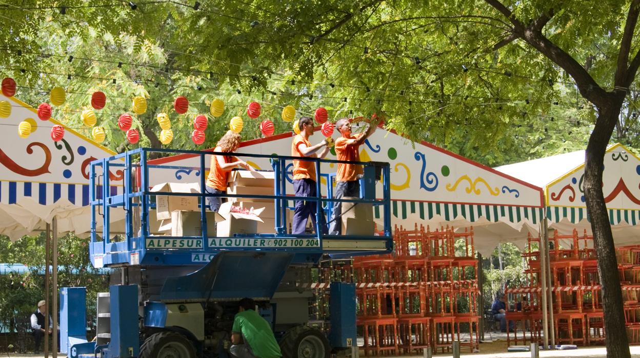 Preparativos de la Feria de Sevilla en el real de Los Remedios