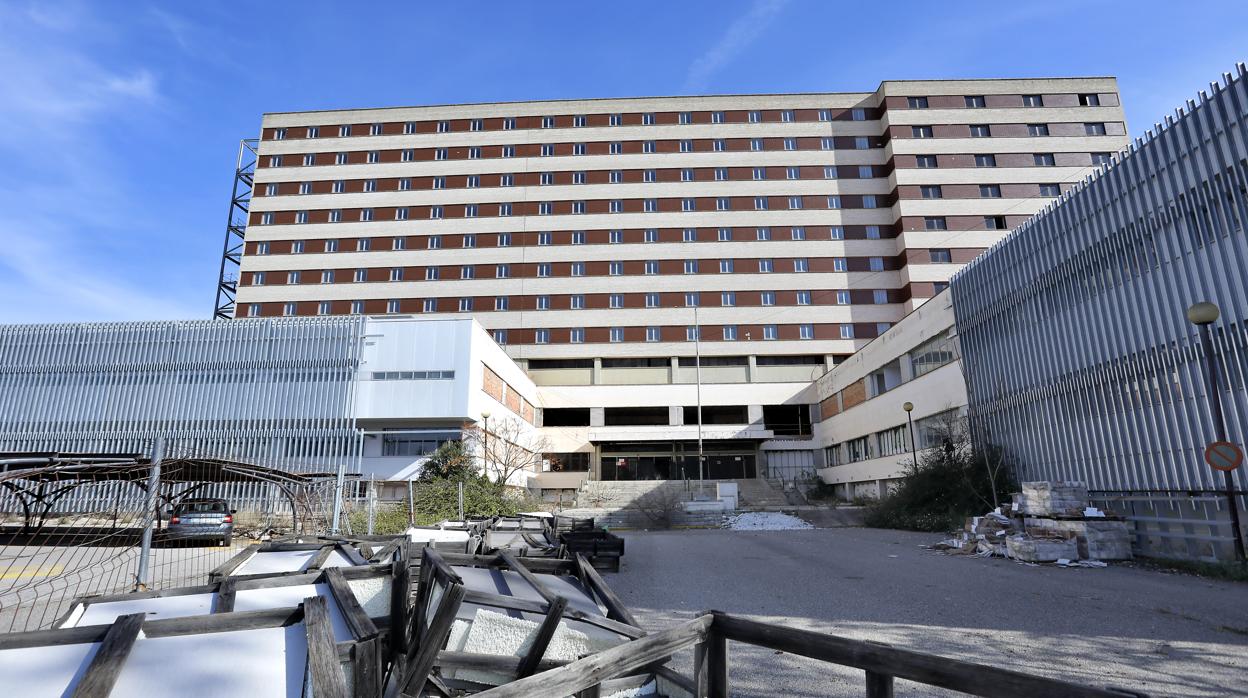 El estado actual de la entrada del Hospital Militar de Sevilla