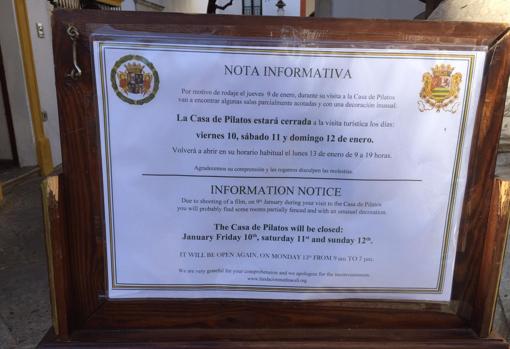 Cartel colocado en la Casa de Pilatos por el rodaje