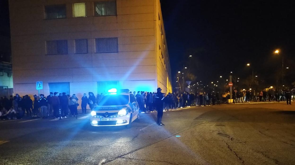 Concentración de personas junto a la Facultad de Ingenieros este miércoles por la noche