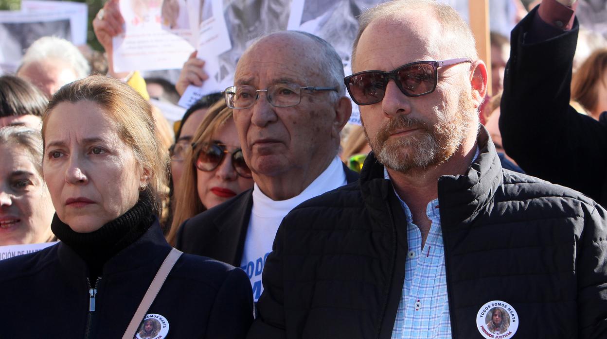 Los padres y el abuelo de Marta del Castillo en una manifestación en recuerdo de la joven asesinada