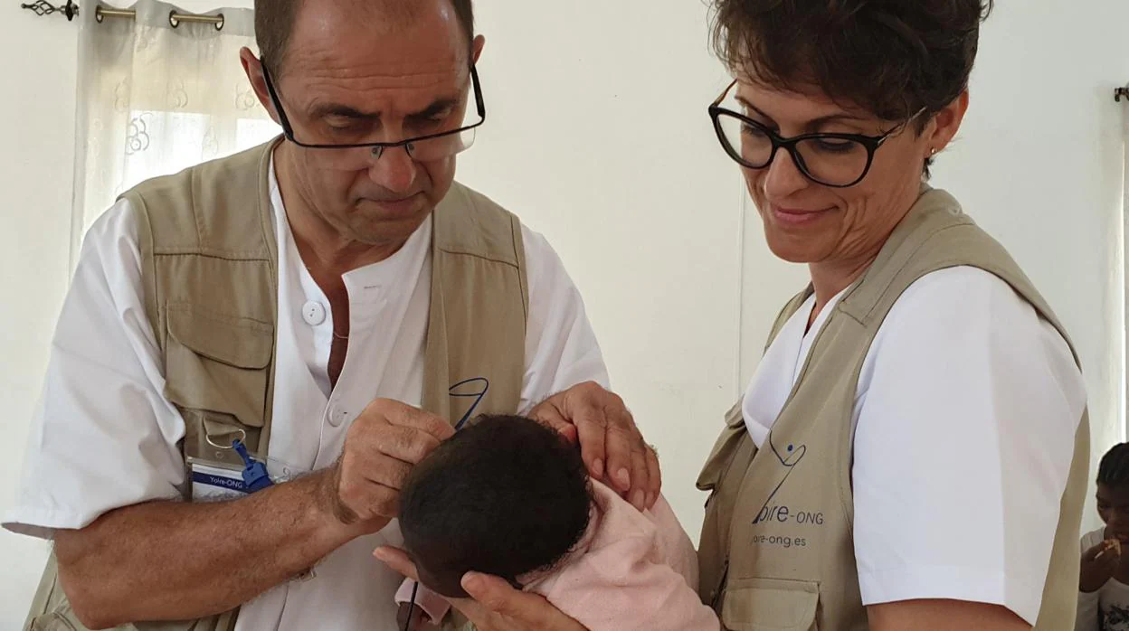 El doctor Juan Solanellas realiza una prueba de hipoacusia en Gaza (Mozambique)