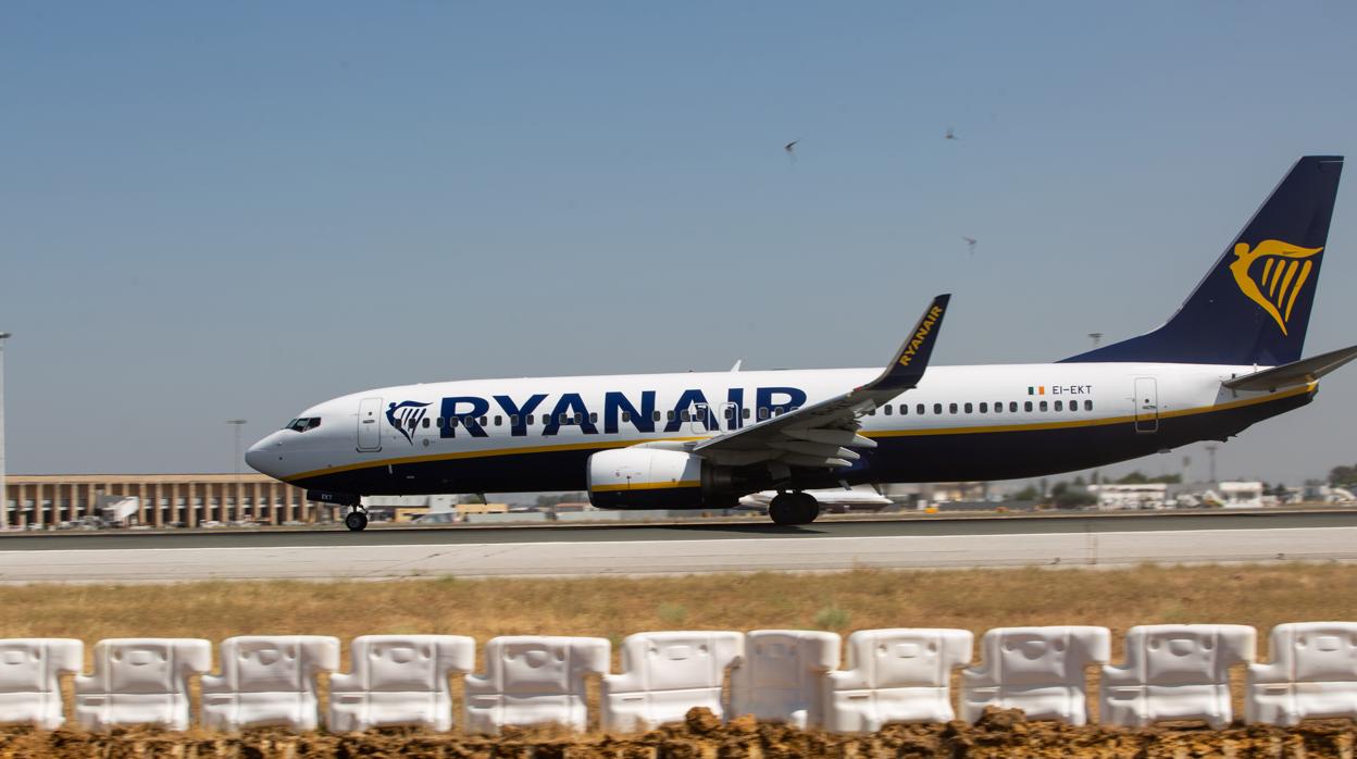 Un avión durante la obra de la pista de vuelo de Sevilla