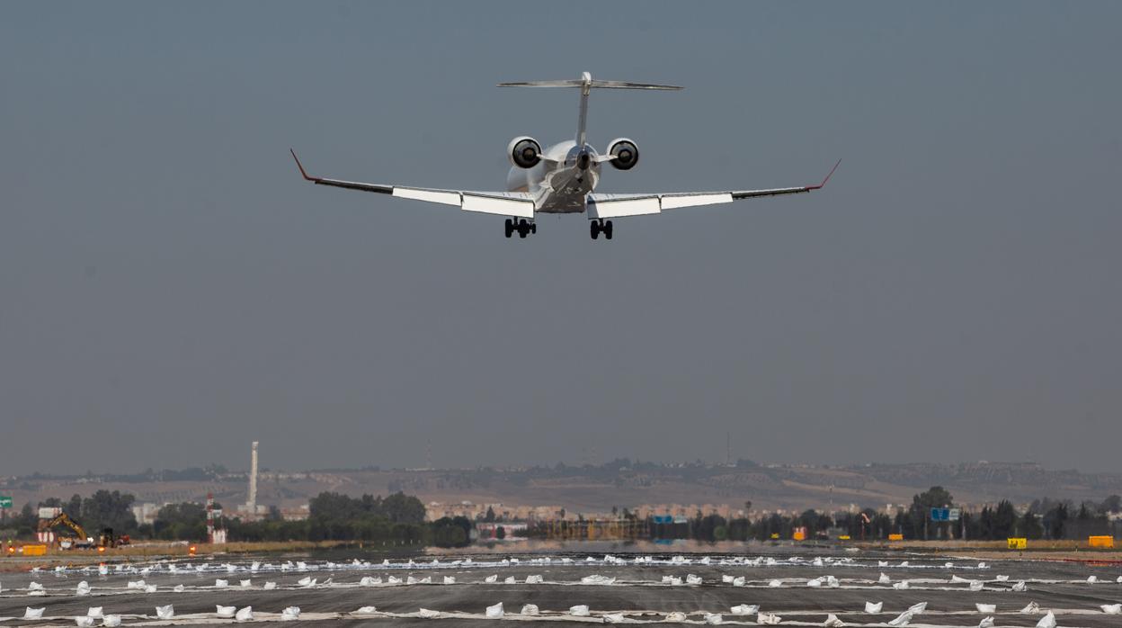 Un avión despega durante la obra de la pista de San Pablo