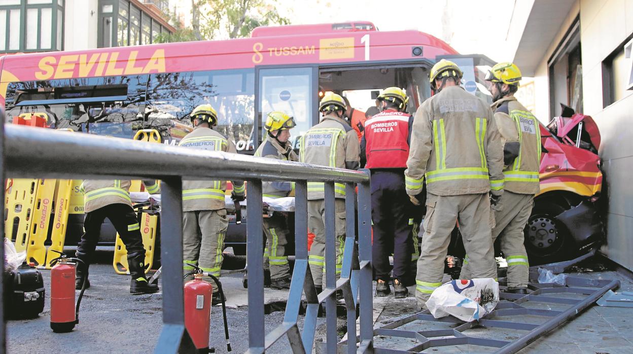 Imagen de archivo del accidente del microbús registrado el pasado 7 de diciembre en la Plaza del Duque