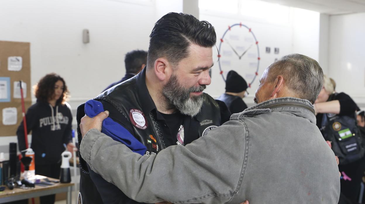 Un voluntario de «Barber Angels» recibe el agradecimiento de una persona a la que acaba de cortar el cabello