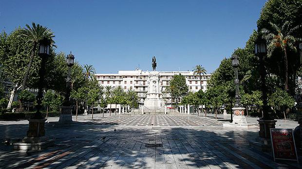 Los negocios de hostelería y turismo desbancan al lujo en la Plaza Nueva de Sevilla
