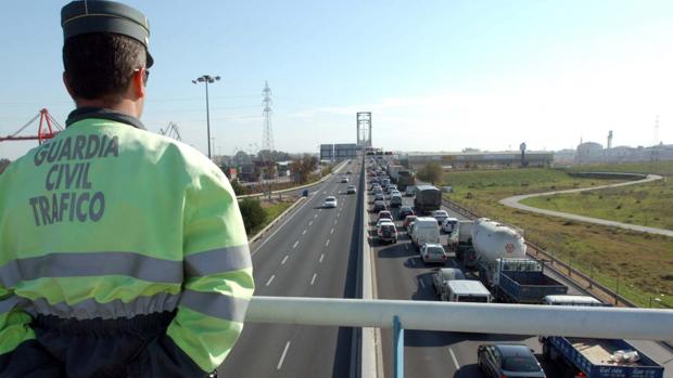 El radar del puente del Centenario ya está operativo tras instalarse el pórtico por las obras de Lagoh