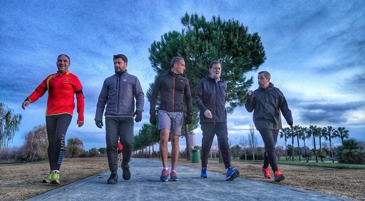 Mariano Rajoy, durante el paseo del martes por la mañana en el parque Vega de Triana