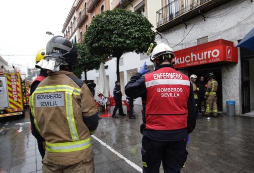 Fuego en una churrería de la calle San Jacinto, junto al Altozano, originado por una freidora