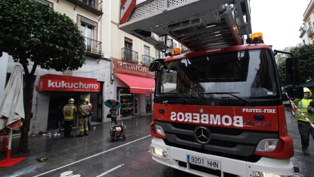 Fuego en una churrería de la calle San Jacinto, junto al Altozano, originado por una freidora