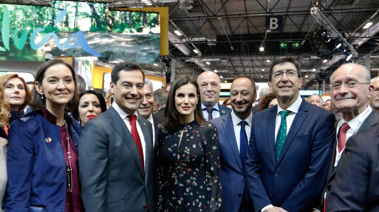 La reina doña Letizia junto al presidente de la Junta de Andalucía, Juanma Moreno, ayer en Fitur