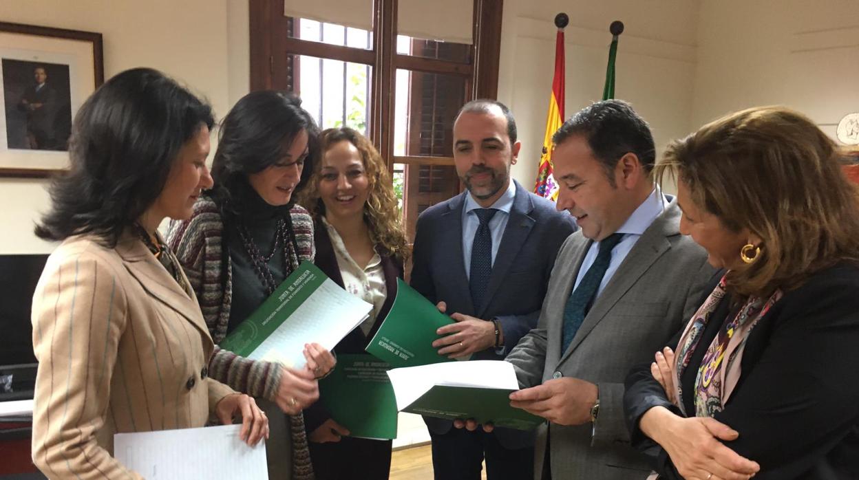 El delegado del Gobierno en Andalucía, Ricardo Suárez (segundo por la dcha.), junto a cinco delegados territoriales