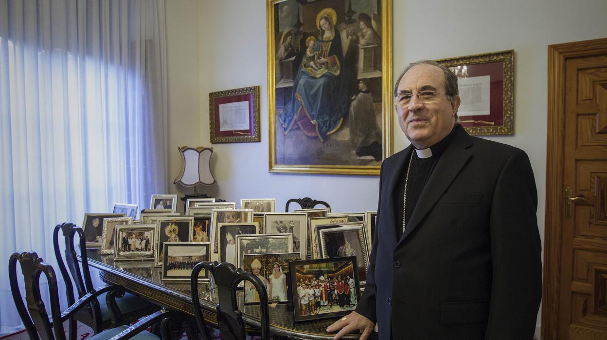 Monseñor Asenjo, en su despacho del Palacio Arzobispal